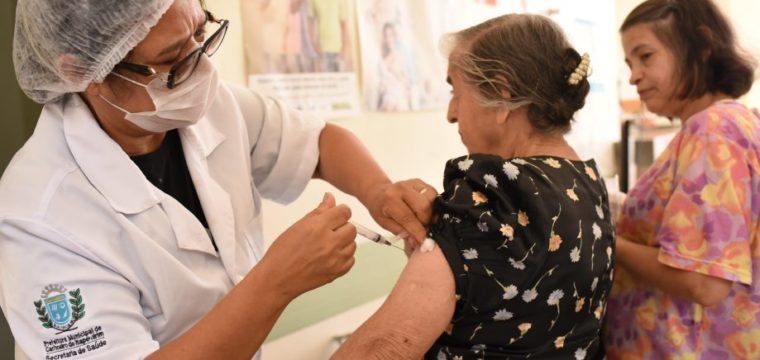 Vacinação contra gripe será retomada segunda-feira (30)