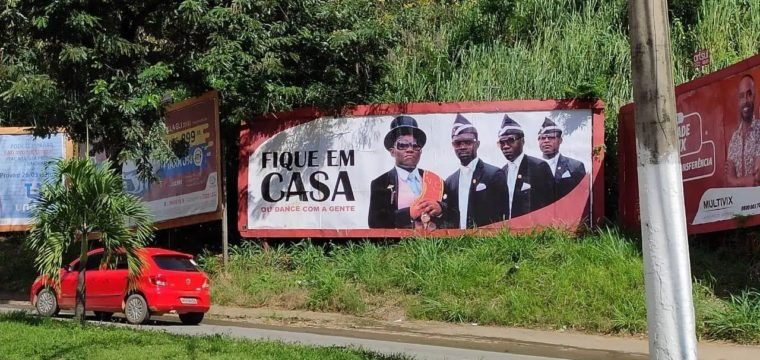 Outdoor com ‘meme do  caixão’ alerta cachoeirenses para ficar em casa