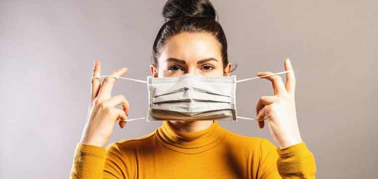 Saiba como evitar a acne causada pelo uso de máscaras faciais