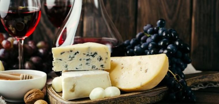 Conheça as melhores combinações de queijos e de vinhos