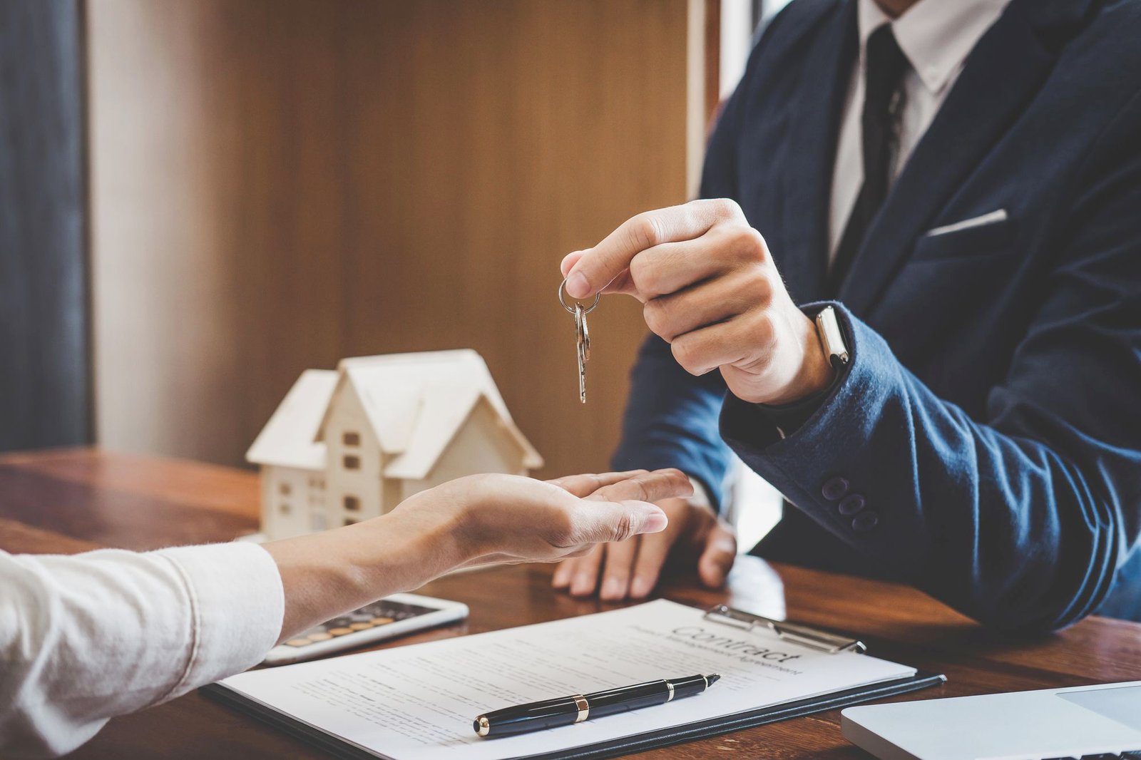 Profissões em imobiliária: quais existem além do corretor de imóveis?