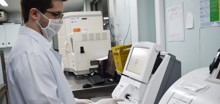 Laboratório do Hospital Evangélico ganha novo equipamento para agilizar exames de gasometria