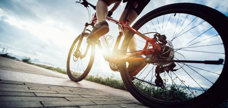 Dia do ciclista: vantagens da bicicleta e 12 acessórios para andar de bike