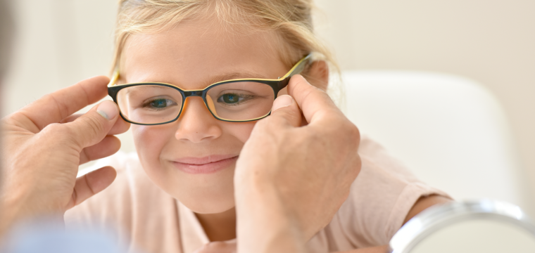 Óculos doados pelo Programa Vi Ver Unimed  ajudam estudante a recuperar o prazer pela leitura