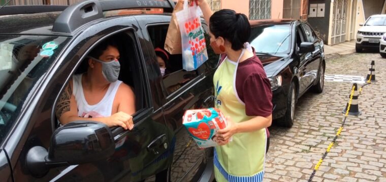 HIFA recebe doações arrecadadas em Drive Thru promovido pela escola IPE
