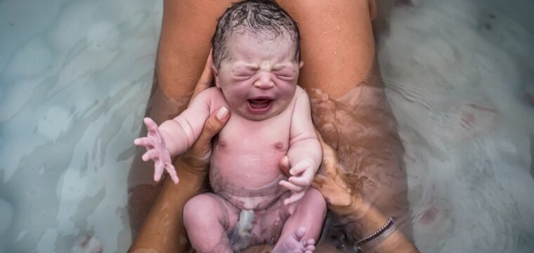 Médica fala dos benefícios do parto  na água para a mãe e o bebê