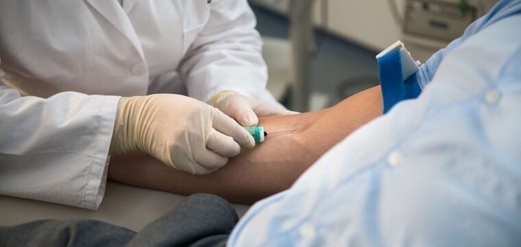 Chega em Vitória exame que verifica a eficácia da vacina do COVID