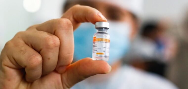Mais de 50 mil doses de vacina contra a Covid-19 chegam ao ES