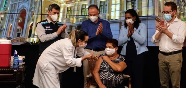 Governo inicia a vacinação de professores contra a Covid-19 no Espírito Santo