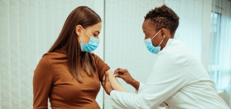 Estados e prefeituras mudam vacinação de grávidas