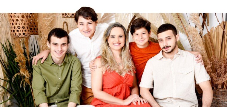 Camila Misse com os filhos, Lucas, João, Thiago e Eduardo