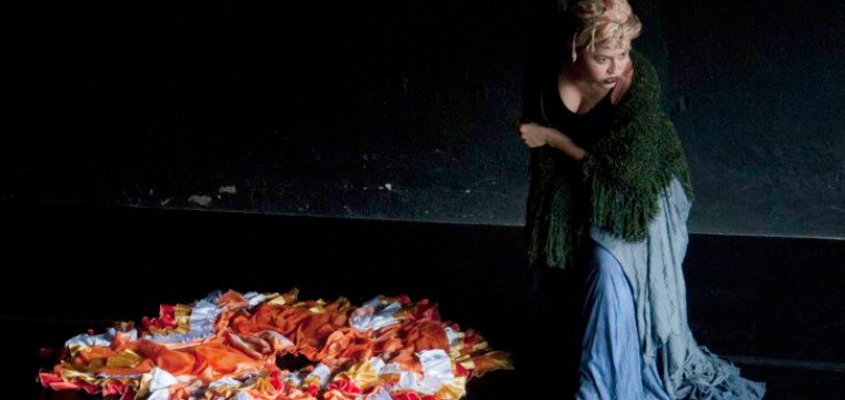 Tríptica: ensaio aberto de solos sobre vivências femininas