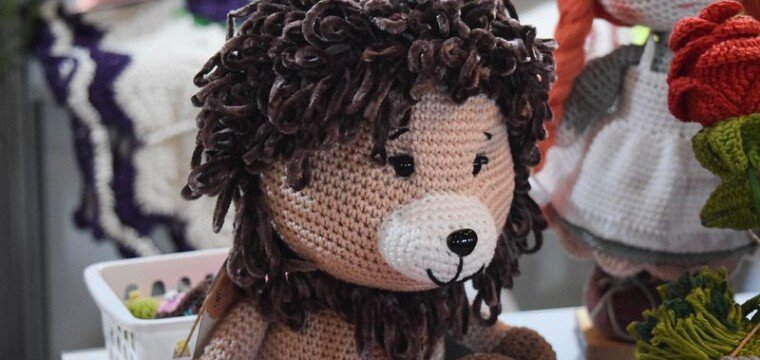 Praça Jerônimo Monteiro recebe feira de artesanato com produtos infantis