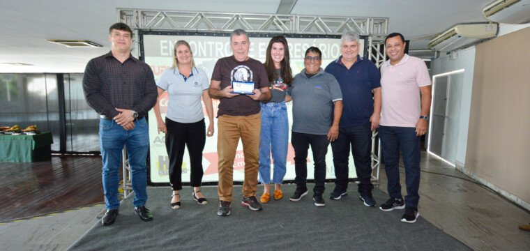 Homenagem e muita emoção no Encontro de Empresários
