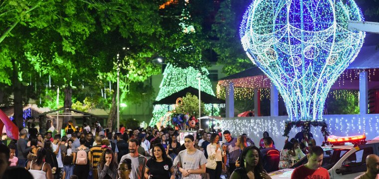 Prefeitura prepara decoração de Natal em praças de Cachoeiro