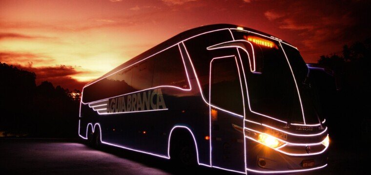 Com mais de mil metros de LED, ônibus Iluminado da Águia Branca circula por 120 cidades