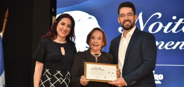 Regina Grafanassi, o Prefeito Municipal Victor Coelho e a primeira-dama Keila Vetoraci