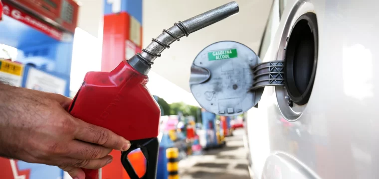 Procon de Cachoeiro fiscaliza postos de combustíveis após aumento de preços