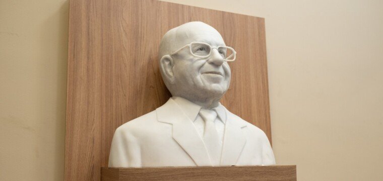 Festa de Cachoeiro: busto em homenagem a Aylton Bermudes é inaugurado