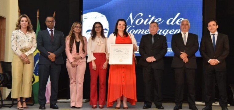 Emoção marca a noite de homenagens em Cachoeiro