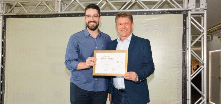 Juarez Marquetti recebe Comenda Newton Braga durante Encontro de Empresários