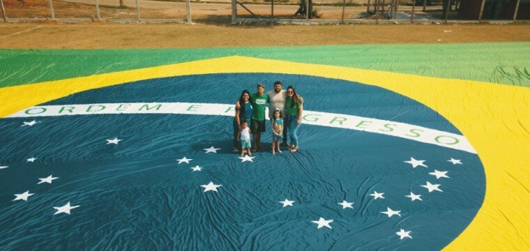 Casa da Estampa confecciona maior bandeira do Brasil