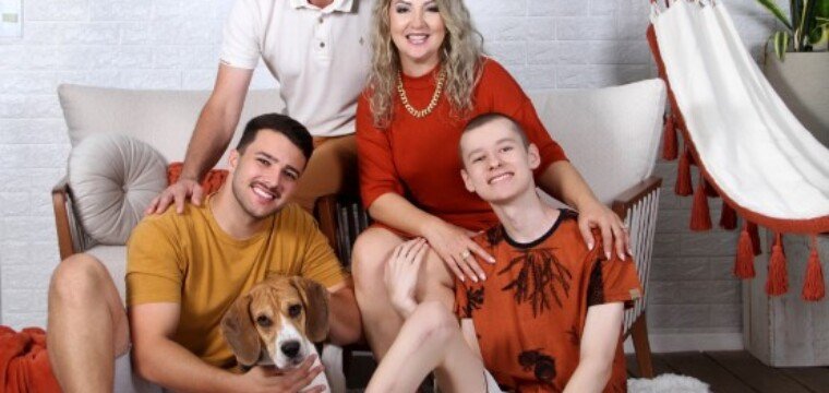 Jovana Furlan ao lado do marido Rogério, dos filhos Renan e Davi, e do cãozinho da família Tobby