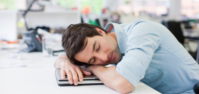 Como evitar a sonolência e preguiça depois do almoço? Especialistas ensinam