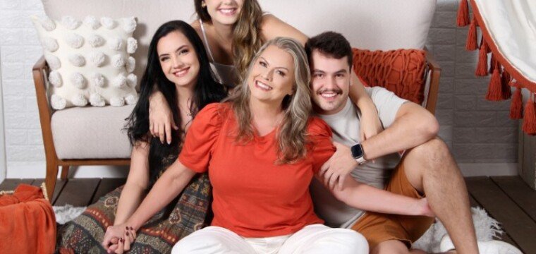 Erika Medeiros e seus filhos, Amanda, Laís e Yuri