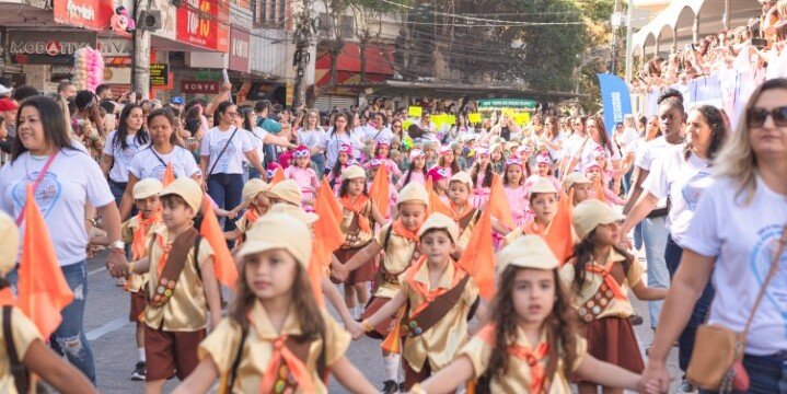 Desfile escolar retorna com emoção, abordando a esperança