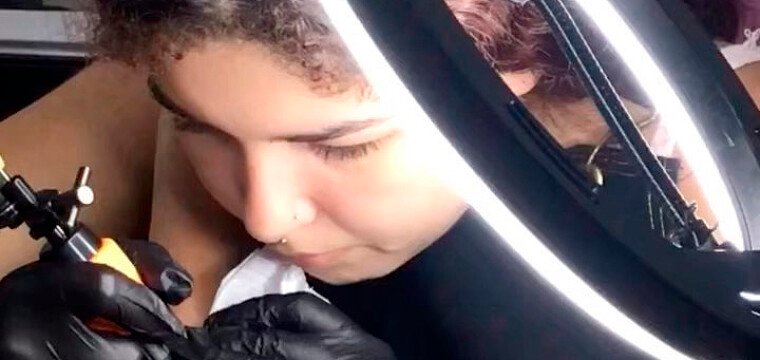Asheley Laurindo: a jovem tatuadora que encanta com sua arte