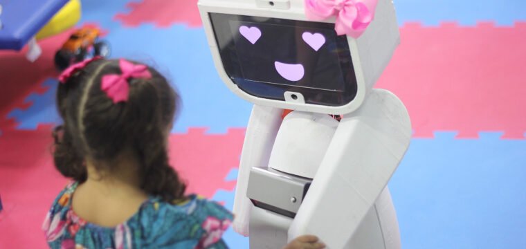 Robô que ajuda crianças com Síndrome de Down, é uma das atrações do Reconecta