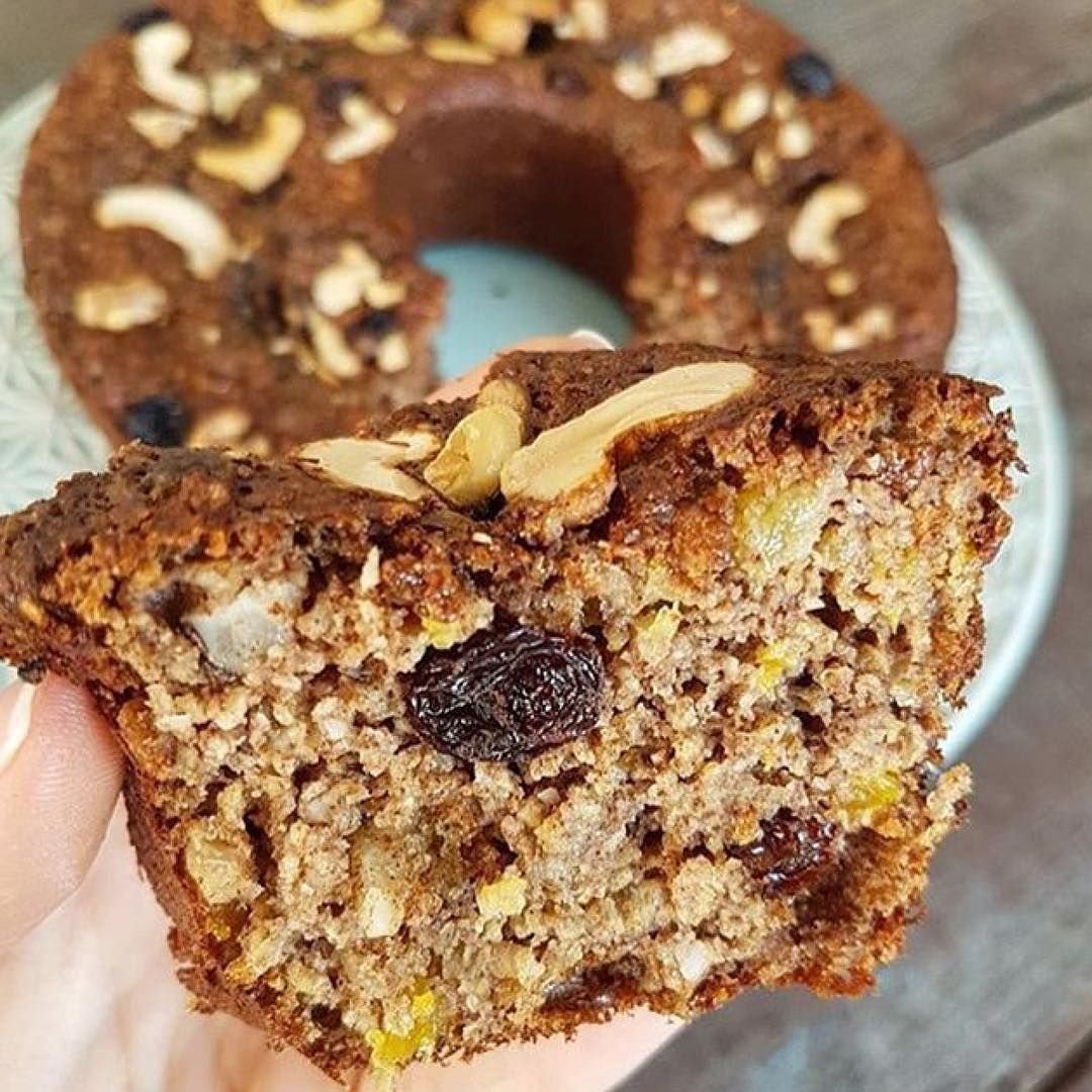 Bolo fit de banana com aveia e uva-passa | Leia