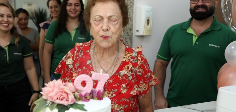 Cliente de 97 anos ganha surpresa de equipe em hospital