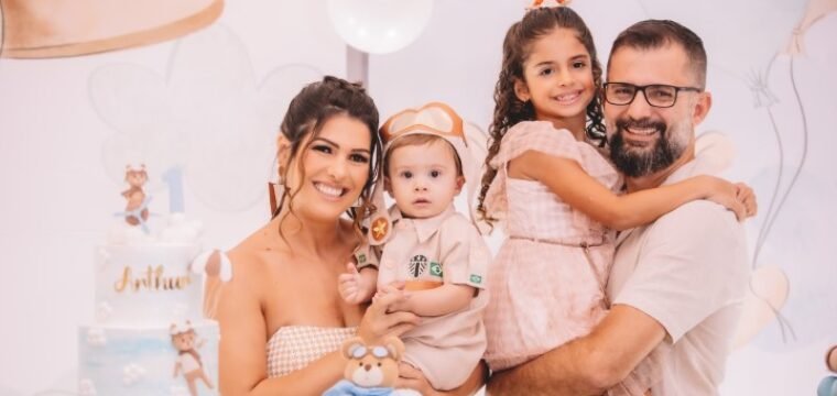 A linda família formada por Rosa Elisa Vieira – Emersom Batista Sabatini, Helena e Arthur