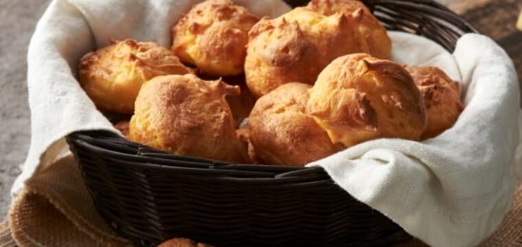 Gougère, o pão de queijo francês