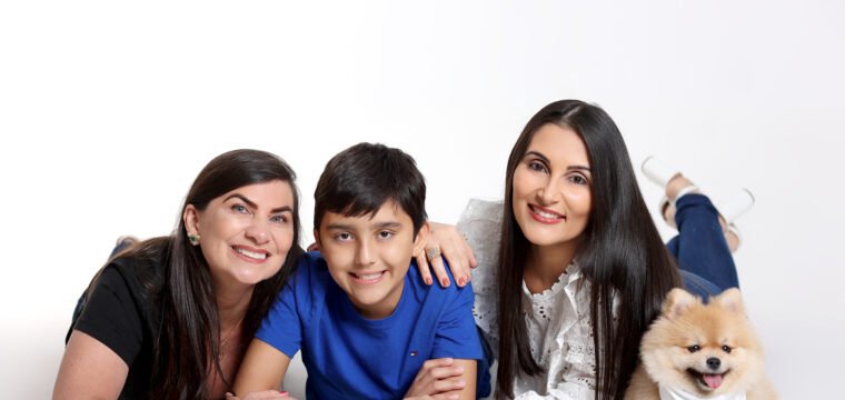 Que bela família! A avó Carla Menassa, a mãe Camila Domingues, o neto e filho João Victor e a pet Lilica. Todos muito lindos!