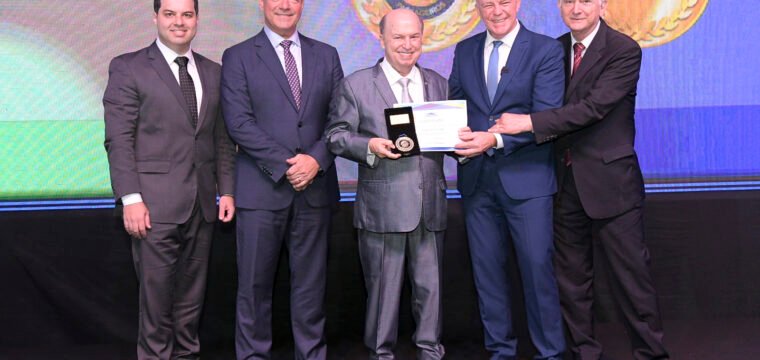 Joaquim Carlette recebe medalha de Mérito Empresarial da Fetransportes em Vitória