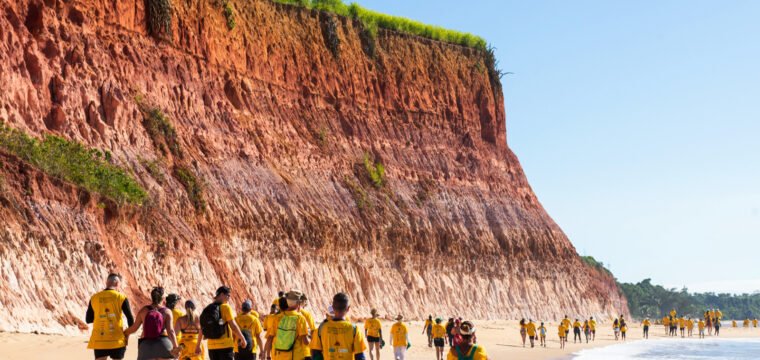 Marataízes: a maior edição da Caminhada Litorânea revela paisagens únicas