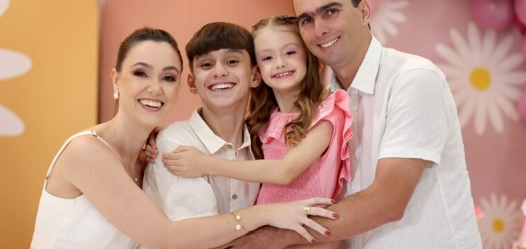 A linda família de Samila, João e Júlio Fachim comemorou com muita alegria o aniversário de 8 anos da bela filha Isabella.
