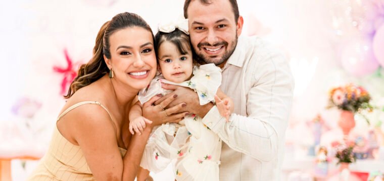 Lara e João Vitor comemorando  1 aninho da filha Laura. Parabéns!