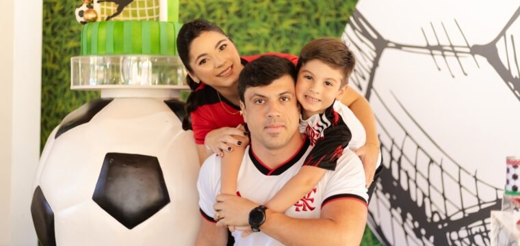 Antonio Carlos fez 6! No registro com seus pais André e Ingrid. Parabéns! 