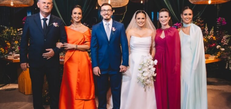 Roney Rangel e Patrícia Rangel, as irmãs Roberta e Raíssa, no casamento dos médicos Renata e Breno