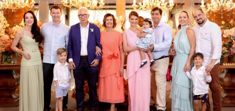 Reunindo a família, os queridos Ubirajara (Bira) e Maria Aparecida comemoram as Bodas de Ouro, em alto estilo.