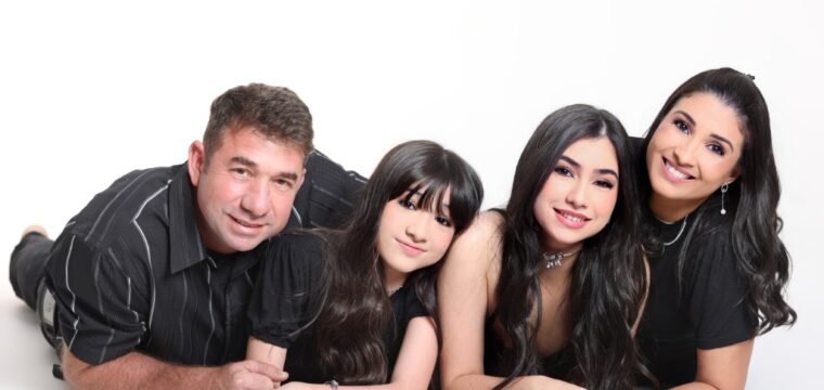 Cristiano e Lidiane Menegussi com as filhas Ana Carolina e Beatriz.