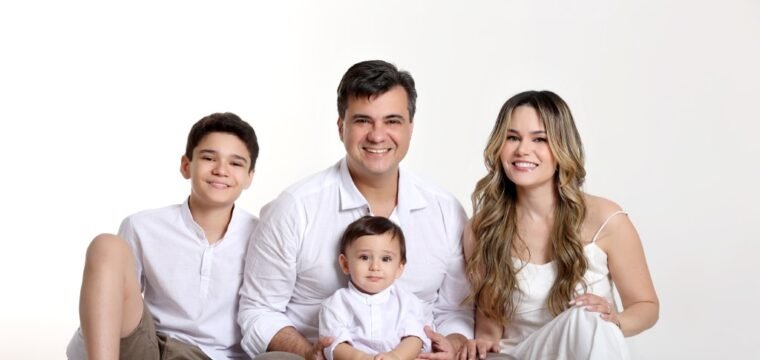 Vinícius, Melissa e os filhos Miguel e Mateus formam uma família encantadora, cheia de amor e alegria.