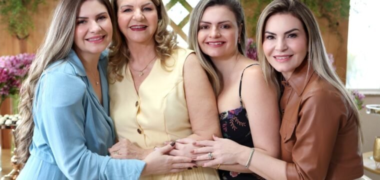 Rita com suas filhas Larissa, Lorena e Sarita