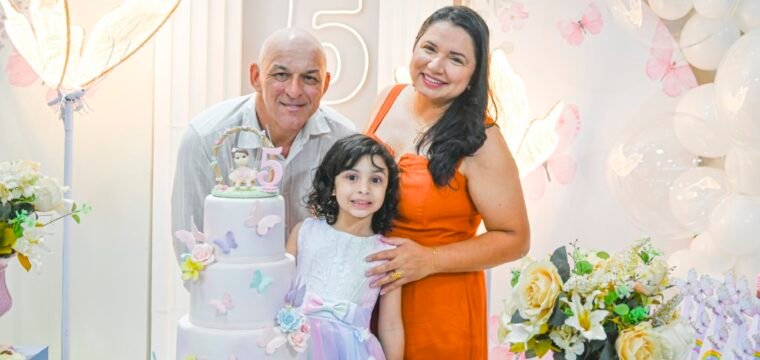 A fofíssima Giulia com os pais, Anderson Gasparelo e Djenane Casagrande