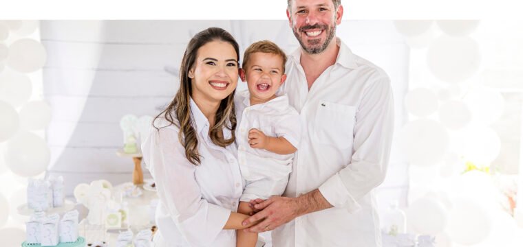 Pâmella e Gabriel no batizado do pequeno João. Família linda.