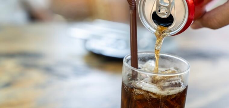 Devo mesmo abandonar o hábito do refrigerante zero? O que diz a ciência